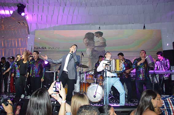 Celedón cantó 'Lo que no me gusta de ti', 'Gracias señor', y 'Me antojo', entre otras, que figuran en el nuevo compacto.